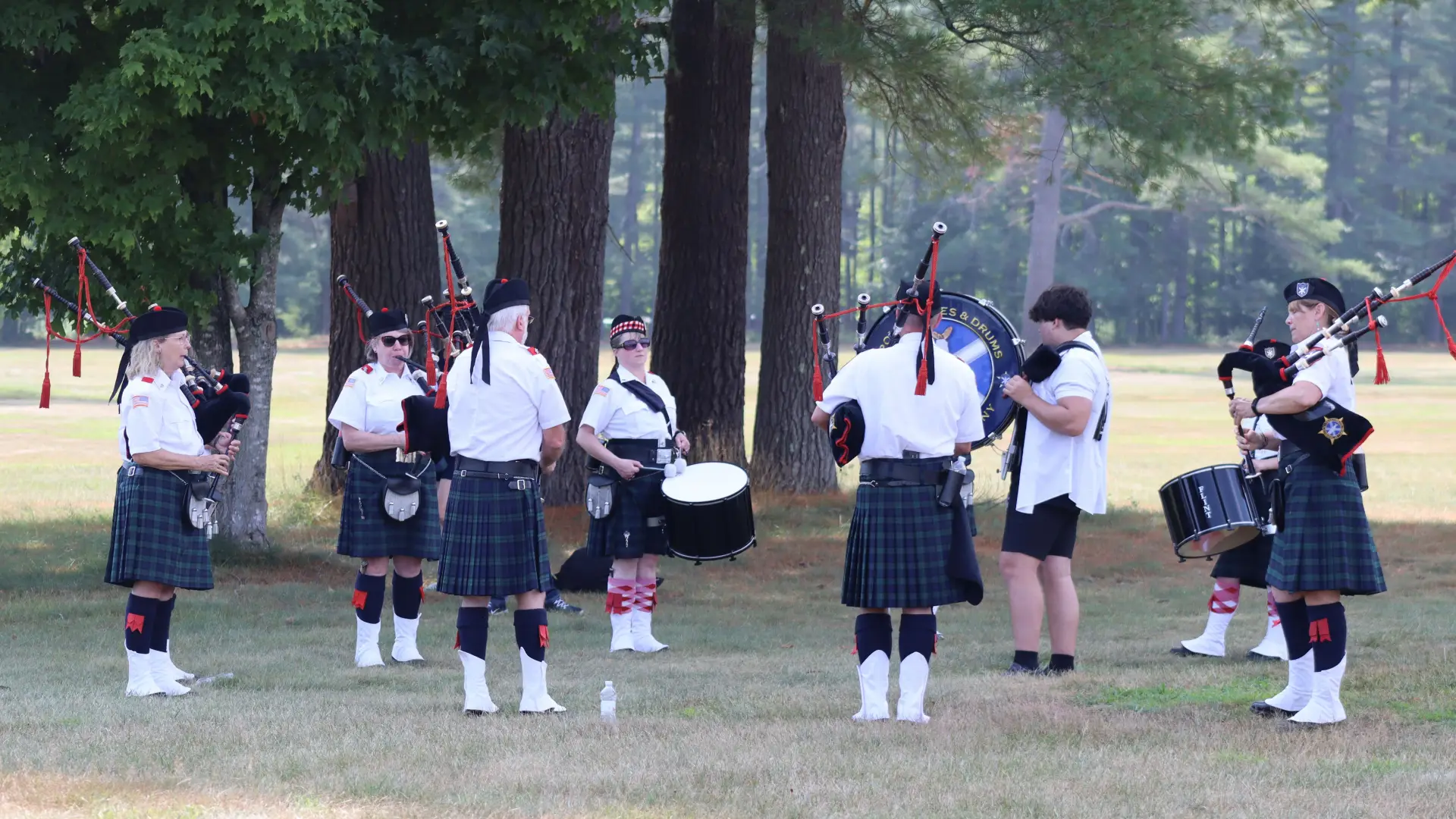 bagpipers playing at the golf course after