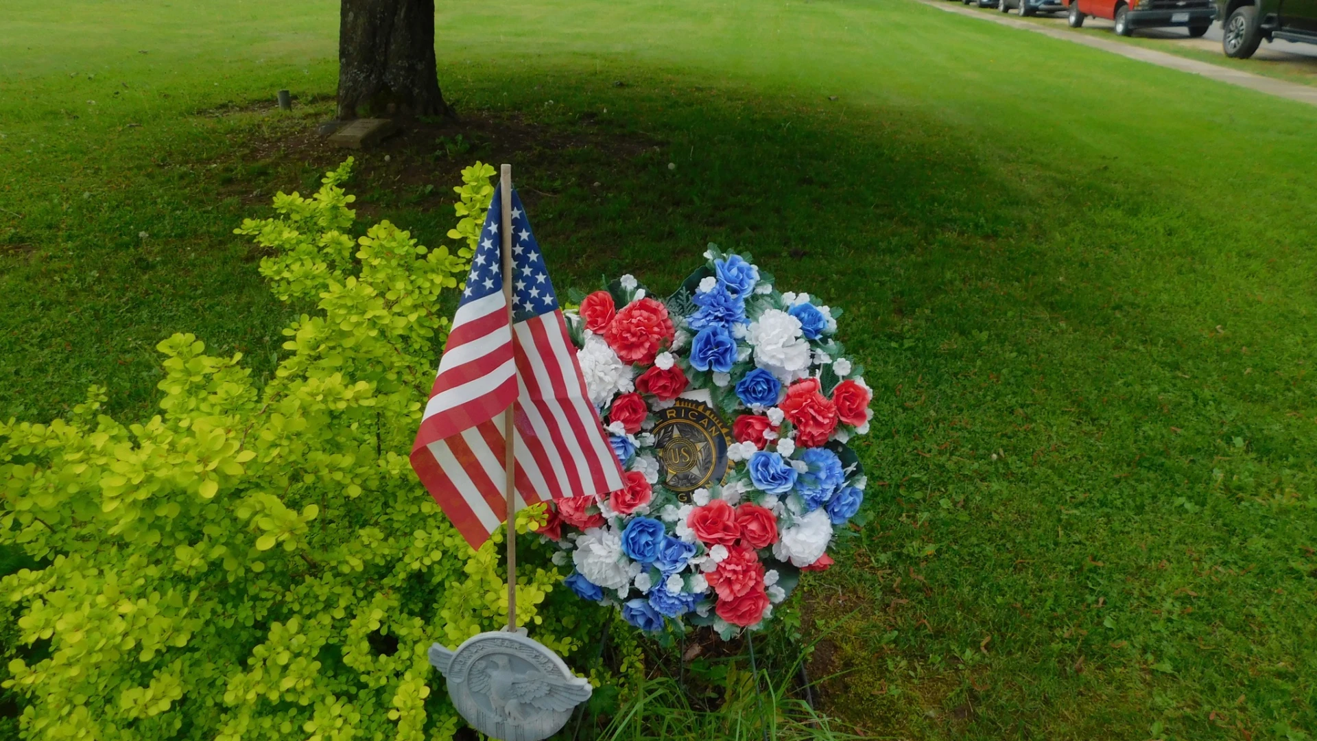 A memorial wreath and American flag 