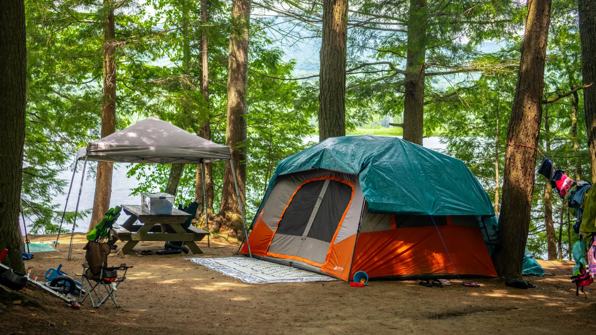 A ;aleside campsite set up at Lewey Lake State Campground