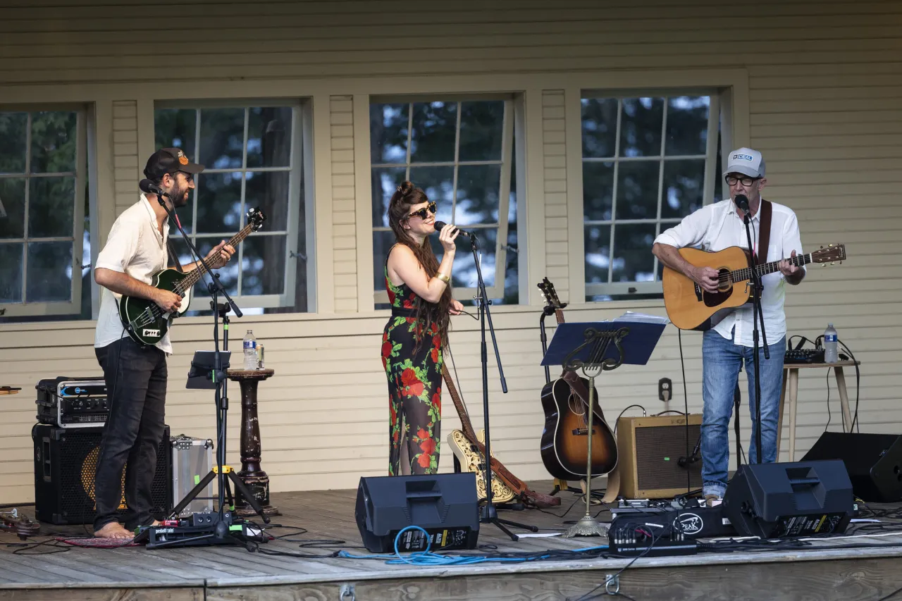 live trio performers