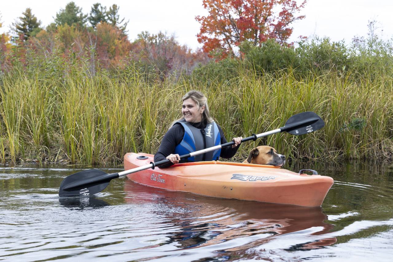 A person kayaking in the fall.