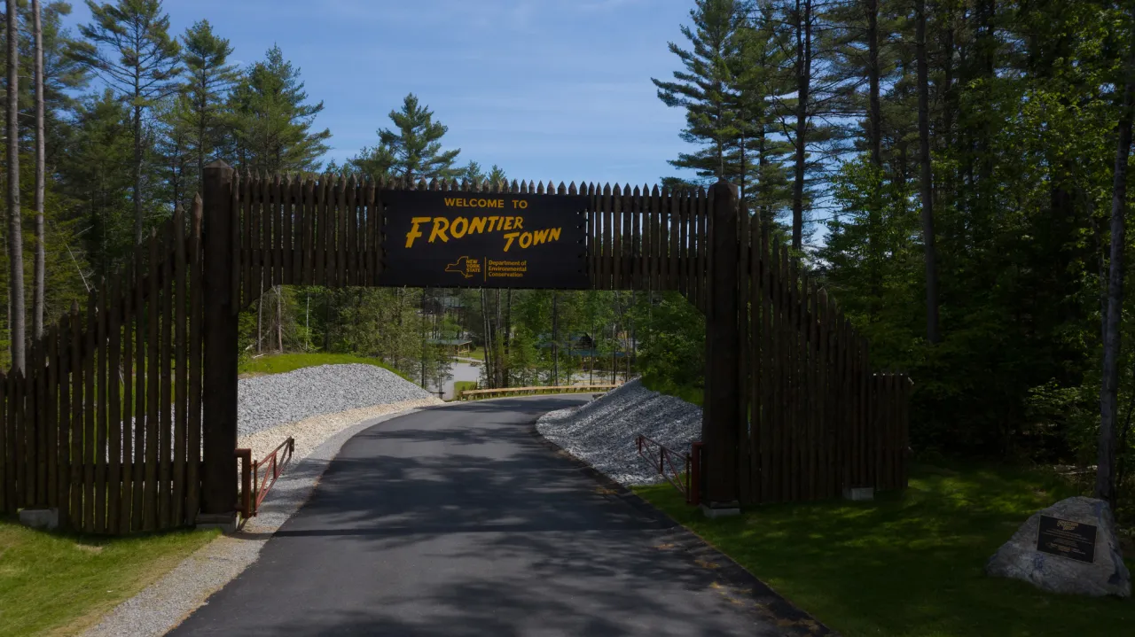 an entrance to a campground with the name "Frontier Town."