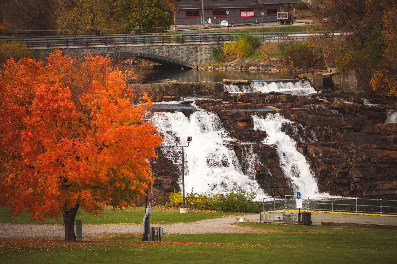 fall scene at Bicentenial Park